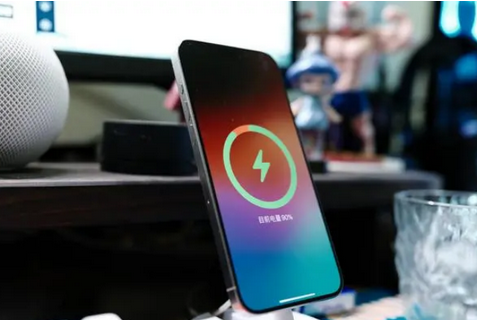 叶城苹果15换屏服务分享用什么充电器给iPhone15充电更好 